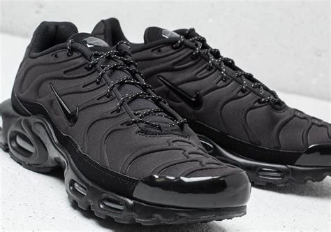 nike air max plus triple black